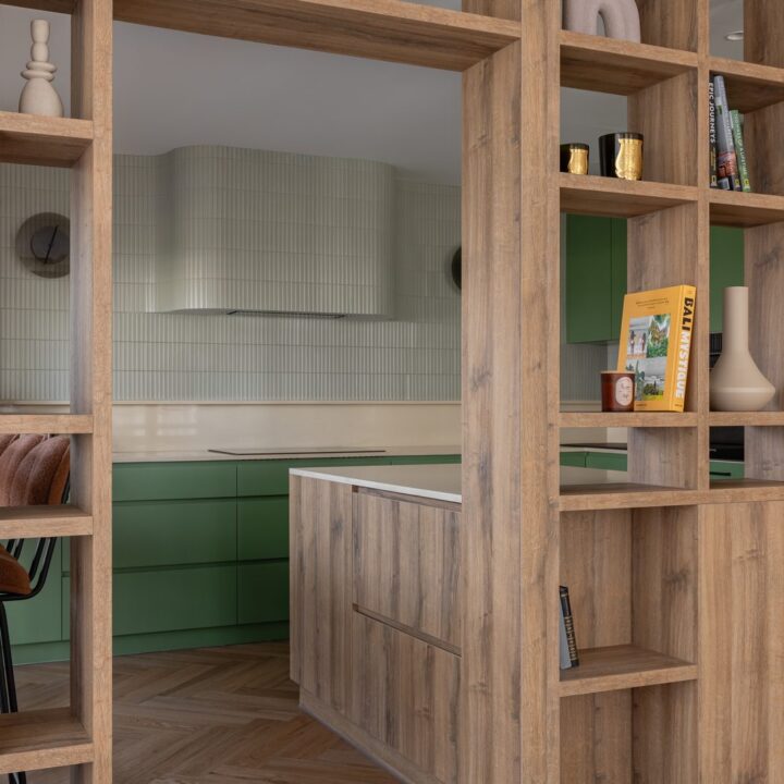 Estantería separadora entre cocina y salón