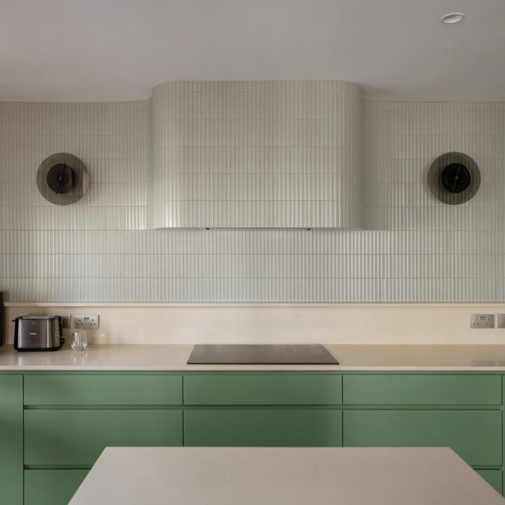 Cocina a medida en verde mate